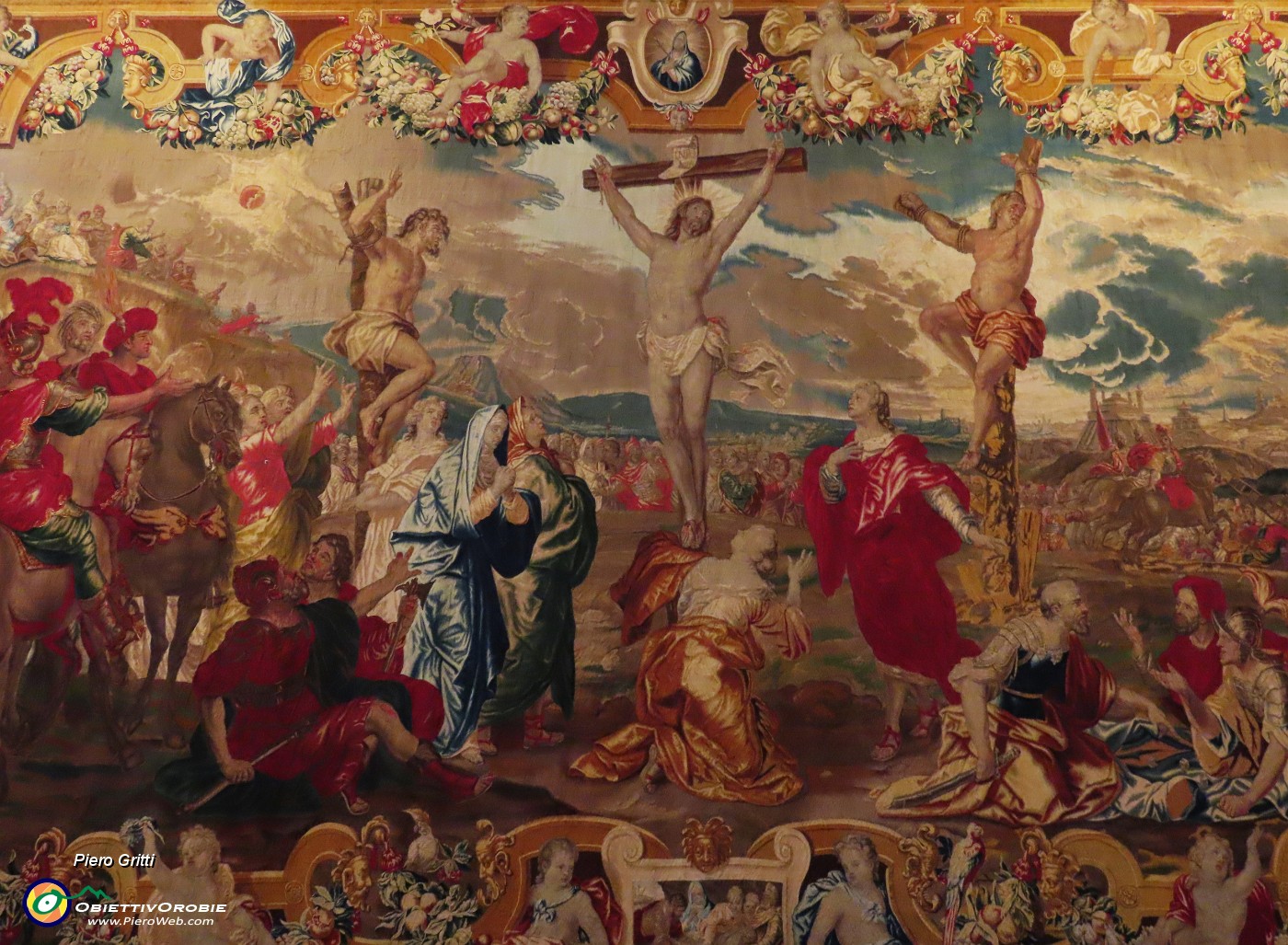 47 Santa Maria Maggiore, Crocefissione su arazzo.JPG